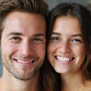 Porträt eines jungen Paares, das glücklich und gesund aussieht.